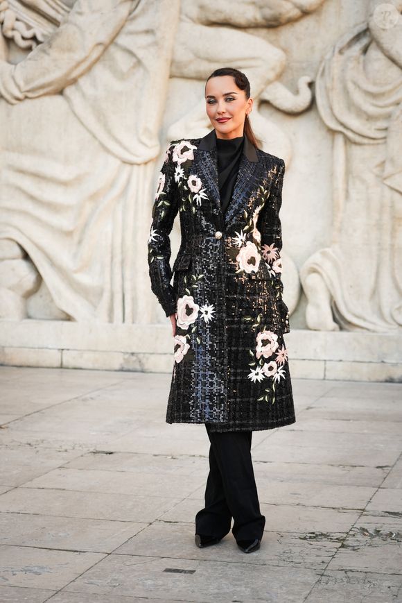 Elena Ora au défilé Elie Saab Womenswear Fall/Winter 2025-2026 au Palais De Tokyo le 8 mars 2025 à Paris, France.  © Lucia Sabatelli / Bestimage