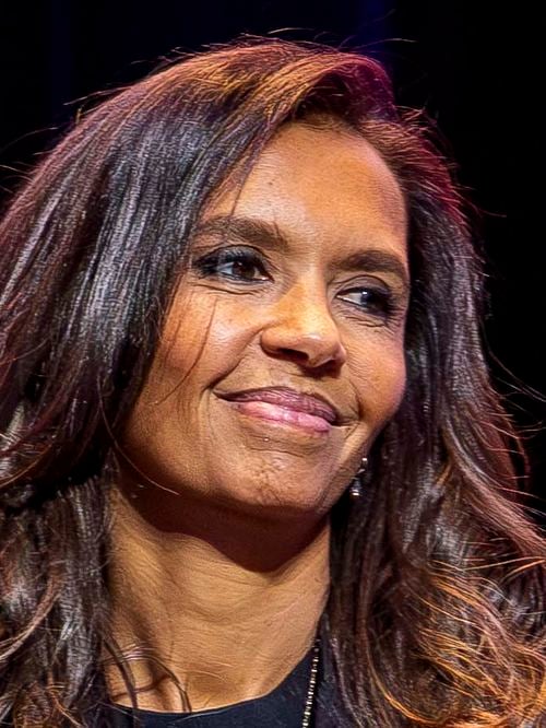"Je me sens très bien là-bas" : Karine Le Marchand a quitté Paris pour une maison à 40 minutes de la mer, dans une ville où il fait bon vivre