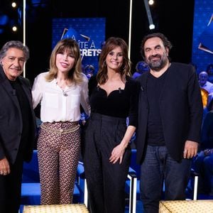 Frédéric François, André Manoukian, Isabelle Morizet (Karen Cheryl) et Faustine Bollaert en backstage de l'enregistrement de l'émission "La Boîte à secrets", présentée par F.Bollaert et diffusée le 16 janvier 2026 sur France 3, dans les studios du Lendit à Saint-Denis, France, le 16 décembre 2025. © Cyril Moreau/Bestimage
