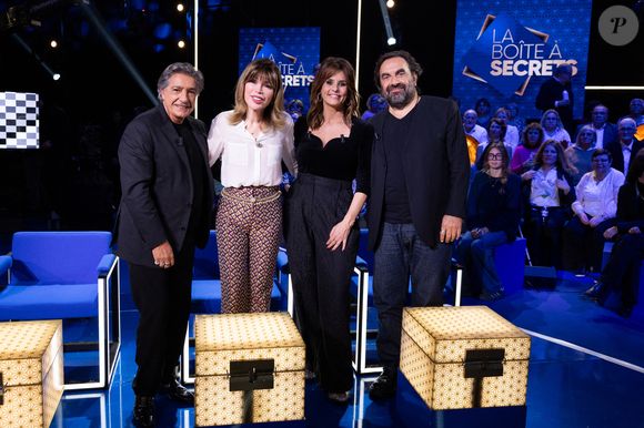 Frédéric François, André Manoukian, Isabelle Morizet (Karen Cheryl) et Faustine Bollaert en backstage de l'enregistrement de l'émission "La Boîte à secrets", présentée par F.Bollaert et diffusée le 16 janvier 2026 sur France 3, dans les studios du Lendit à Saint-Denis, France, le 16 décembre 2025. © Cyril Moreau/Bestimage