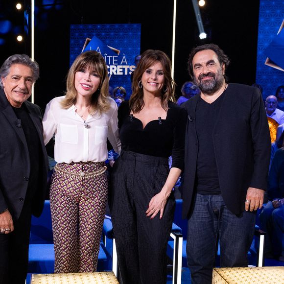Frédéric François, André Manoukian, Isabelle Morizet (Karen Cheryl) et Faustine Bollaert en backstage de l'enregistrement de l'émission "La Boîte à secrets", présentée par F.Bollaert et diffusée le 16 janvier 2026 sur France 3, dans les studios du Lendit à Saint-Denis, France, le 16 décembre 2025. © Cyril Moreau/Bestimage