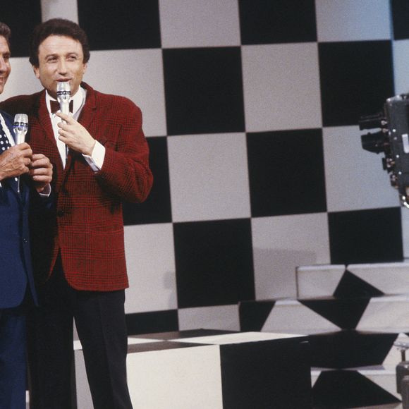 Photo d'archive prise dans les années 80 du présentateur de télévision français Michel Drucker avec le chanteur Gilbert Becaud sur le plateau des Champs Elysées. Photo by Pascal Baril/ABACAPRESS.COM