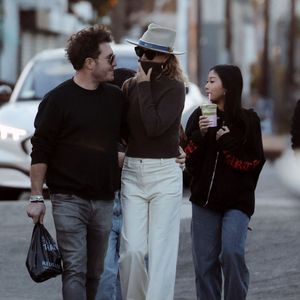 Exclusif - Laeticia Hallyday est allée déjeuner avec son nouveau compagnon Frédéric et ses filles Jade et Joy à Venice le 17 janvier 2025. Agence / Bestimage