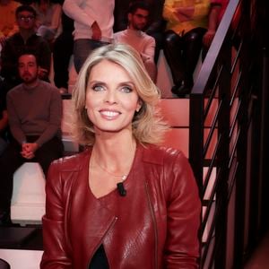 C’est une tong signée TKEES qui constitue la pièce maîtresse de la marque et qui "épouse votre pied comme une seconde peau". Celle-ci se décline en plusieurs coloris.

Exclusif - Sylvie Tellier - Emission TBT9 (Tout beau tout n9uf) présentée par C.Hanouna et diffusée en direct sur W9 le 20 novembre 2025. © Jack Tribeca / Bestimage