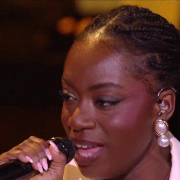 Sarah espère que son duo avec Anouk lui portera chance et les fans attendent avec impatience cette prestation.

Sarah est revenue sur son duo avec Pascal Obispo lors du dernier prime. Capture d'écran TF1