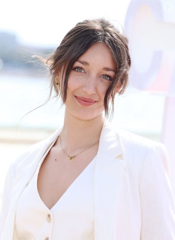 Au micro de "Purepeople.com", la star d'"Ici tout commence" apporte quelques clarifications.

Zoi Severin - Photocall de "Ici tout commence" lors du 7ème festival international Canneséries à Cannes, le 6 avril 2024. 
© Denis Guignebourg / Bestimage