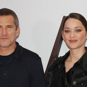 Parents de Marcel et Louise, ils restent discrets sur leur organisation familiale.

Guillaume Canet (réalisateur du film "Karma") et Marion Cotillard au photocall de la première du film "Karma" au cinéma Pathé Palace à Paris le 13 octobre 2026. © Coadic Guirec / Bestimage