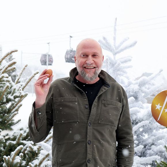 “J'oublie parfois l'enfant que j'ai été”, expliquait-il. Pour autant, pas question de laisser planer le moindre doute sur ses sentiments : “Mais à côté de ça, je les adore." 

François Damiens au photocall du film "Police Flash 80" lors du 29ème Festival International du Film de Comédie de l'Alpe d'Huez, le 22 janvier 2026. © Dominique Jacovides / Bestimage