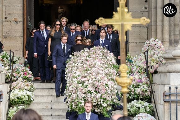 Robert Agostinelli, ses enfants Héloïse Agostinelli, Carlo Agostinelli et les proches de la défunte - Sortie des obsèques de Mathilde Favier en l'église Saint-Sulpice à Paris le 31 aout 2026. © Dominique Jacovides-Cyril Moreau/Bestimage