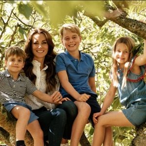 Quel est le secret derrière une telle forme ? Rien n'est le fruit du hasard. La princesse suit une alimentation équilibrée et un mode de vie sain.

Pour la fête des Mères, le prince et la princesse de Galles ont dévoilé une photo inédite de la duchesse, Catherine Kate Middleton avec ses trois enfants, George, Charlotte et Louis. Le 19 mars 2023. © Princess of Wales Instagram via Bestimage