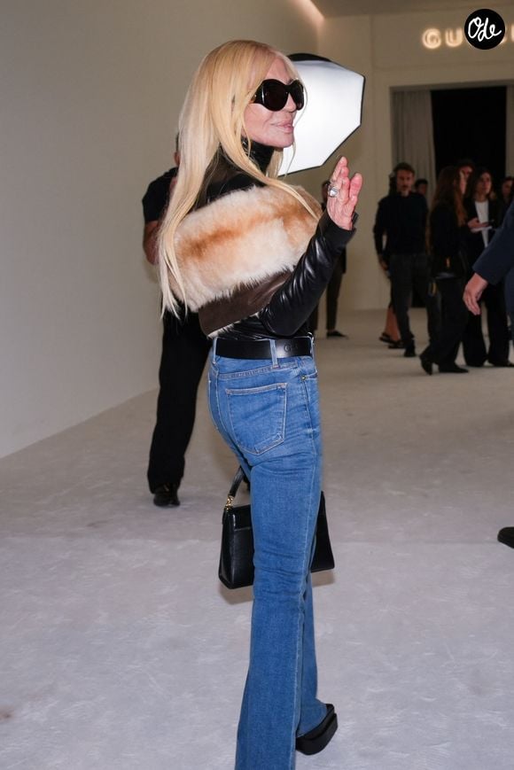Donatella Versace assiste à Gucci Le défilé de mode The Store pendant la Milan Fashion Week Womenswear Printemps/Été 2027 le 25 septembre 2026 à Milan, en Italie. © Lucia Sabatelli / Bestimage