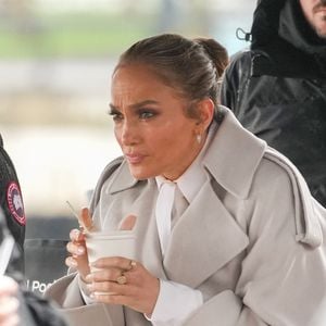 Jennifer Lopez sur le tournage du film "Office Romance" le 07/04/2025
Photo : STARMAX / BESTIMAGE