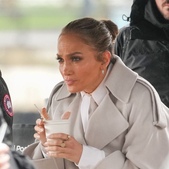 Jennifer Lopez sur le tournage du film "Office Romance" le 07/04/2025

Photo : STARMAX / BESTIMAGE