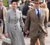 Le couple se rencontre lors d’un événement sportif avant d’officialiser en juin 2024.

Peter Phillips et sa fiancée Harriet Sperling - Les célébrités assistent au Cheltenham Festival, le 13 mars 2026.

© Julien Burton / Bestimage