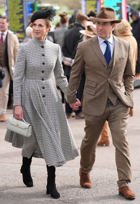 Le couple se rencontre lors d’un événement sportif avant d’officialiser en juin 2024.

Peter Phillips et sa fiancée Harriet Sperling - Les célébrités assistent au Cheltenham Festival, le 13 mars 2026.

© Julien Burton / Bestimage