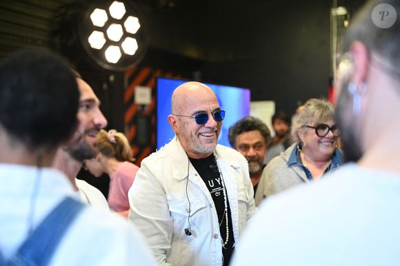 Exclusif - Pascal Obispo en Backstage lors du concert "Leurs voix pour l'espoir" diffusé le 5 juillet en prime sur C8, à l'Olympia à Paris le 11 mars 2024. © Bellak / Perusseau / Bestimage