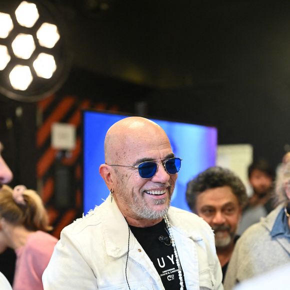 Exclusif - Pascal Obispo en Backstage lors du concert "Leurs voix pour l'espoir" diffusé le 5 juillet en prime sur C8, à l'Olympia à Paris le 11 mars 2024. © Bellak / Perusseau / Bestimage