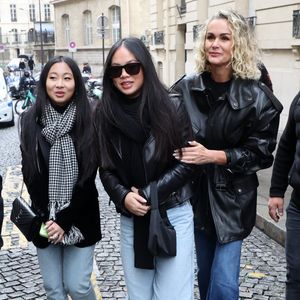 Jade, Joy et Laeticia Hallyday lors de l'inauguration d'une plaque commémorative en hommage à Johnny Hallyday devant l'immeuble où le chanteur français a grandi dans le 9ème arrondissement de Paris, France, le 22 décembre 2023 © Dominique Jacovides/Bestimage