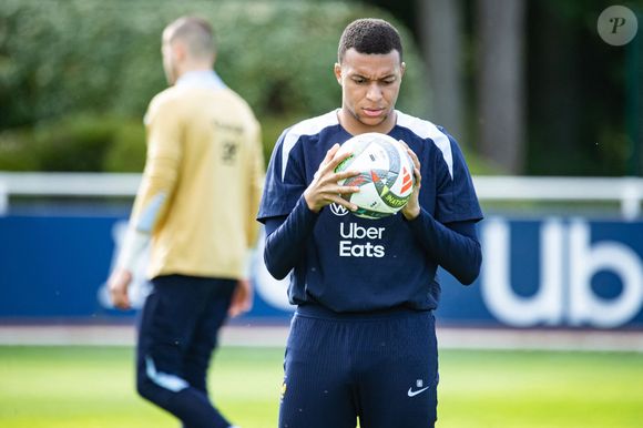 Kylian Mbappé lors de l'entraînement des joueurs de l'équipe de France de football au centre de formation et centre National du Football de Clairefontaine-en-Yvelines, France, le 2 juin 2025. © Baptiste Autissier/Psnewz/Bestimage