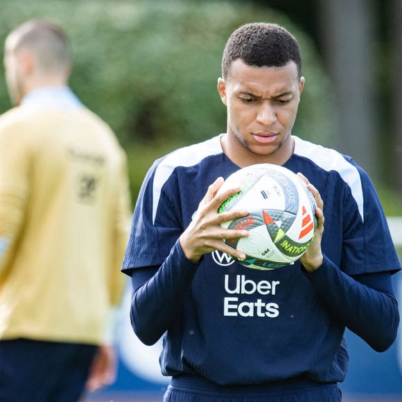 Kylian Mbappé lors de l'entraînement des joueurs de l'équipe de France de football au centre de formation et centre National du Football de Clairefontaine-en-Yvelines, France, le 2 juin 2025. © Baptiste Autissier/Psnewz/Bestimage