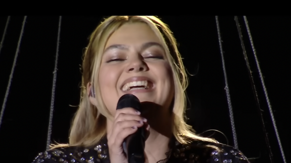 Louane interprétant sa chanson "Maman" lors de la mi-temps du tournoi des Six Nations le 15 mars 2025