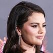 Selena Gomez mariée à Benny Blanco ! Somptueuse robe satinée en dentelle à col licou et fleurs brodées, tous les détails de la cérémonie
