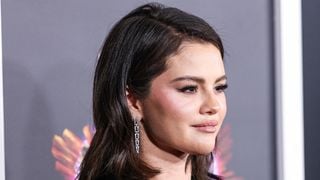 Selena Gomez mariée à Benny Blanco ! Somptueuse robe satinée en dentelle à col licou et fleurs brodées, tous les détails de la cérémonie
