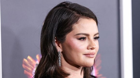 Selena Gomez mariée à Benny Blanco ! Somptueuse robe satinée en dentelle à col licou et fleurs brodées, tous les détails de la cérémonie