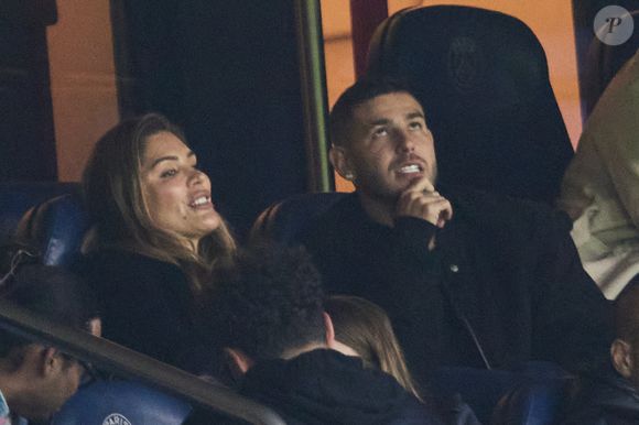 Lucas Hernandez et sa nouvelle compagne Victoria Triay en tribunes du match de Ligue 1 McDonald's opposant le Paris Saint-Germain (PSG) au Racing Club de Lens (RCL) (1-0) au Parc des Princes à Paris, France, le 2 novembre 2024.  © Cyril Moreau/Bestimage