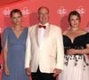 Une belle manière de rendre hommage à celle qui a épousé Rainier III en 1956
La princesse Charlene, le prince Albert II de Monaco et Camille Gottlieb - 76ème Bal de la Croix Rouge dans la salle des Etoiles à Monaco le 12 juillet 2025. © Claudia Albuquerque/Bestimage