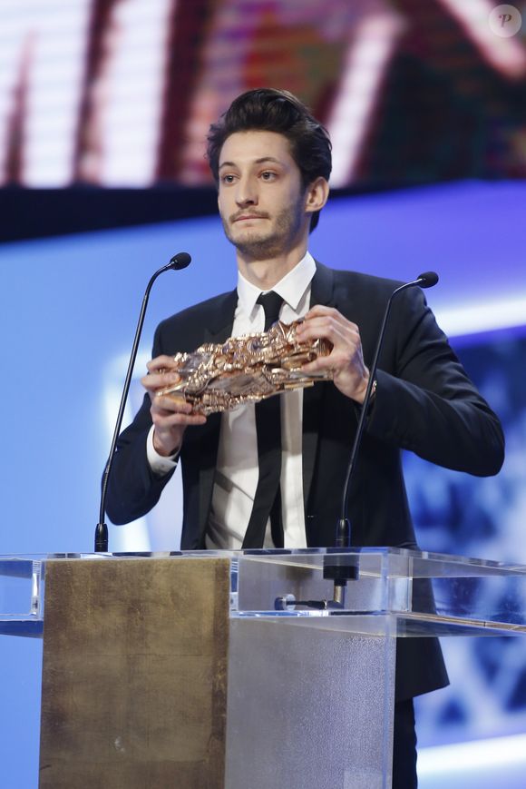 Pierre Niney (césar du meilleur acteur pour le film "Yves Saint Laurent") - 40ème cérémonie des César au théâtre du Châtelet à Paris, le 20 février 2015. © BORDE-JACOVIDES / BESTIMAGE
