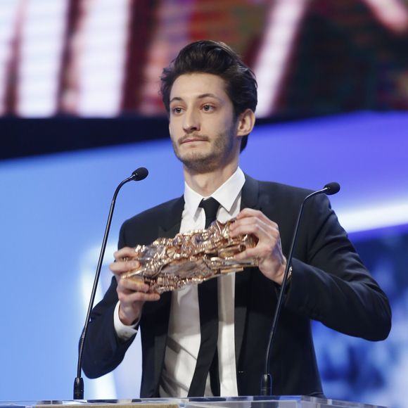 Pierre Niney (césar du meilleur acteur pour le film "Yves Saint Laurent") - 40ème cérémonie des César au théâtre du Châtelet à Paris, le 20 février 2015. © BORDE-JACOVIDES / BESTIMAGE