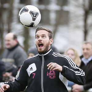 M.Pokora ne s'en est jamais caché. Le foot, il adore ça 

M. Pokora, tout heureux pour sa première sélection sous le maillot du Variétés Club de France à Saint-Jean-Pied-de-Port face à l'équipe locale du FC Garazi le 17 mars 2013