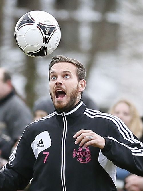 Chez M. Pokora, les matchs des Bleus sont sacrés : écran géant, Marseillaise et maillots floqués, il donne tout en famille