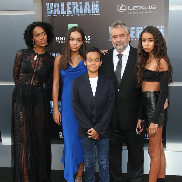 Luc Besson avec sa femme Virginie Besson-Silla et ses enfants Thalia Besson, Sateen Besson et Mao Besson lors de la première de ''Valerian'' au TCL Chinese Theatre à Los Angeles, le 17 juillet 2017.