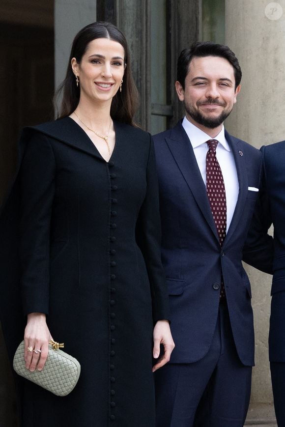 La princesse du Royaume de Jordanie Rajwa Al Hussein et le prince héritier du Royaume de Jordanie Hussein Bin Abdullah posent à leur arrivée avant une réunion au Palais de l'Elysée à Paris le 8 octobre 2025. ©  Raphael Lafargue/ABACAPRESS.COM