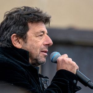 Patrick Bruel lors du rassemblement organisé par le CRIF en soutien aux otages israéliens et en mémoire des victimes du 7 octobre 2023, devant le Trocadéro à Paris, France, le 17 octobre 2025. Photo par Denis Prezat/ABACAPRESS.COM