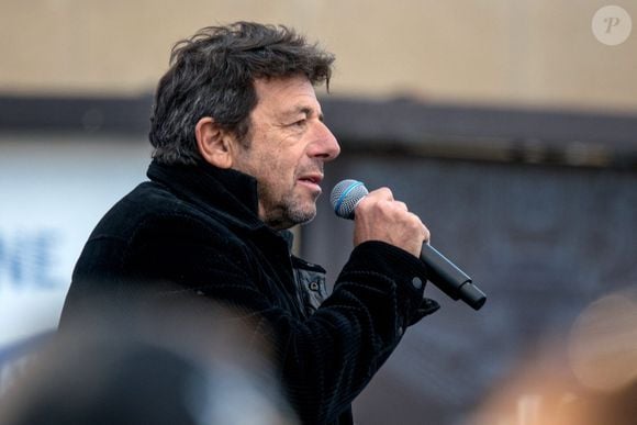 Patrick Bruel lors du rassemblement organisé par le CRIF en soutien aux otages israéliens et en mémoire des victimes du 7 octobre 2023, devant le Trocadéro à Paris, France, le 17 octobre 2025. Photo par Denis Prezat/ABACAPRESS.COM