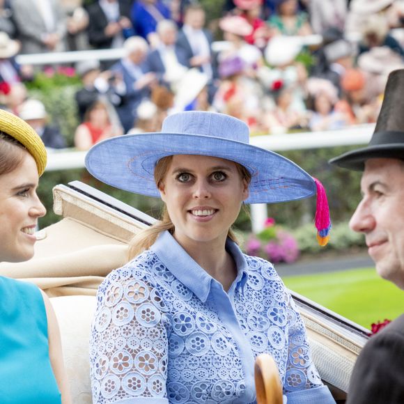 La princesse Eugenie d'York, la princesse Beatrice - La famille royale d'angleterre et ses invités arrivent en carrosse sur l'hippodrome de Ascot pour assister aux courses de chevaux le 18 juin 2019.  
Royalportraits Europe/Bernard Rubsamen / Bestimage