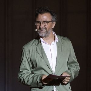 Exclusif - Alexandre Brasseur - Spectacle "Simone Veil, Les combats d'une effrontée" lors du 40ème Festival de Ramatuelle, adaptée du roman de Simone Veil "Une vie" par Cristiana Reali. Le 4 août 2024. 
La comédienne a eu pour volonté, à travers cette mise en scène, de transmettre le récit d'un parcours hors norme, celui de cette femme politique française. Mettre en lumière l'héritage de Simone Veil.
© Cyril Bruneau / Festival de Ramatuelle / Bestimage