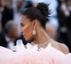 L'histoire de la maison Chaumet reste l'un des scandales financiers les plus marquants de la Place Vendôme. 

Cindy Bruna (bijoux Chaumet) - Montée des marches du film « Armageddon Time » lors du 75ème Festival International du Film de Cannes.
© Olivier Borde / Bestimage