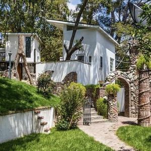 Lady Gaga vend sa maison de Los Angeles à Elizabeth Lizzy Jagger pour 6,5 millions de dollars. Anciennement acquise par F.Zappa, la propriété, composée de six chambres et cinq salles de bains, avait été achetée environ 5,3 millions de dollars par la chanteuse et actrice en 2016. Le 19 novembre 2021.

Backgrid UK/ Bestimage