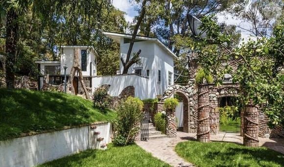 Lady Gaga vend sa maison de Los Angeles à Elizabeth Lizzy Jagger pour 6,5 millions de dollars. Anciennement acquise par F.Zappa, la propriété, composée de six chambres et cinq salles de bains, avait été achetée environ 5,3 millions de dollars par la chanteuse et actrice en 2016. Le 19 novembre 2021.
Backgrid UK/ Bestimage