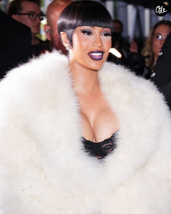 Cardi B, comme souvent, opte pour une tenue beaucoup plus spectaculaire.

Cardi B assiste à Gucci Le défilé de mode The Store pendant la Milan Fashion Week Womenswear Printemps/Été 2027 le 25 septembre 2026 à Milan, en Italie. © Lucia Sabatelli / Bestimage