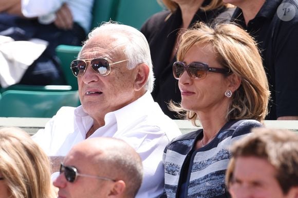 C'est d'ailleurs à Marrakech, au Maroc, qu'ils se sont unis, quatre ans après avoir officialisé leur amour, au Festival de Cannes.
Dominique Strauss Kahn et Myriam L'Aouffir regardent un match lors du premier tour des Internationaux de France de tennis à Roland-Garros à Paris, le 30 mai 2015.