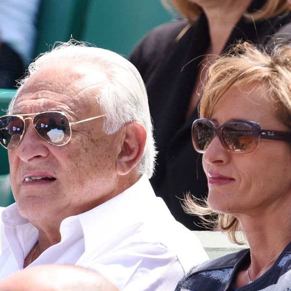 C'est d'ailleurs à Marrakech, au Maroc, qu'ils se sont unis, quatre ans après avoir officialisé leur amour, au Festival de Cannes.
Dominique Strauss Kahn et Myriam L'Aouffir regardent un match lors du premier tour des Internationaux de France de tennis à Roland-Garros à Paris, le 30 mai 2015.