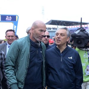 Luca de Meo (directeur général de Renault), Zinedine Zidane lors des "24H du Mans 2024", le 15 juin 2024.
© Rachid Bellak/Bestimage