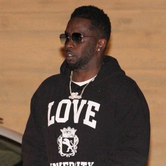 Un peu plus tôt, la procureure Christy Slavik, qui réclamait pour la star du rap une peine d'au moins 11 ans de prison, a répété que le prévenu méritait dans ce procès hors norme d'écoper d'une sanction particulièrement lourde.

P. Diddy va dîner au restaurant "Nobu" à Malibu, le 14 juin 2021. Backgrid USA / Bestimage