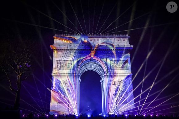 Exclusif - Stéphane Bern présente l'émission "La Grande Soirée du 31 de Paris" diffusée sur France 2 sur les Champs-Elysées, en présence de Anne Hidalgo et Gil Alma, à Paris, France, le 31 décembre 2025. © Jack Tribeca/BHM/Bestimage