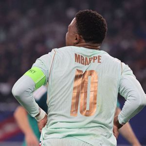 L'entreprise chargée du flocage officiel a levé le voile sur cette petite différence qui fait toute son originalité.

Kylian MBAPPÉ (France) - Les Bleus ont remporté leur dernier match de préparation contre l'Irlande du Nord (3-1) à Lille, grâce à un triplé de M. Olise le 8 juin 2026. © Laurent Sanson/PsnewZ/Bestimage